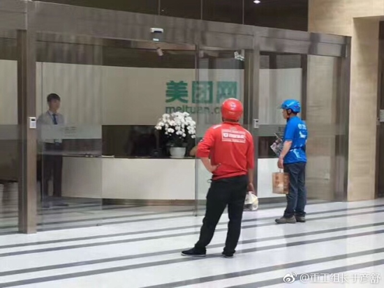 囧哥午间版:这广告照片谁拍的 以为千玺在摸王俊凯… 囧哥午间版:这广告照片谁拍的 以为千玺在摸王俊凯…图片
