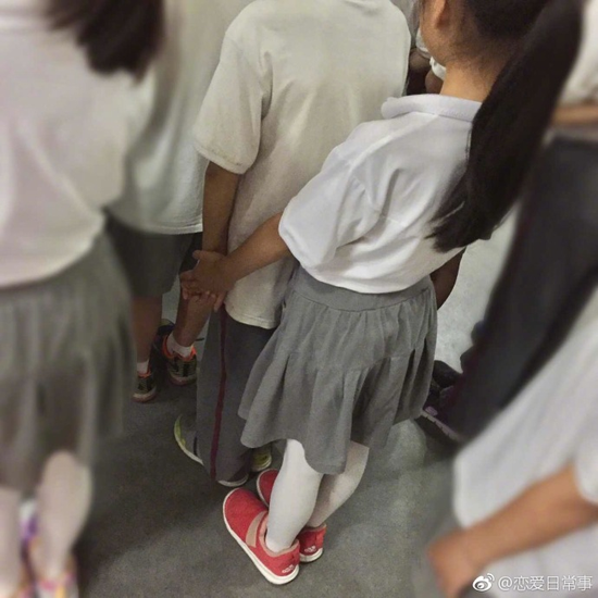 囧哥午间版:这广告照片谁拍的 以为千玺在摸王俊凯… 囧哥午间版:这广告照片谁拍的 以为千玺在摸王俊凯…图片