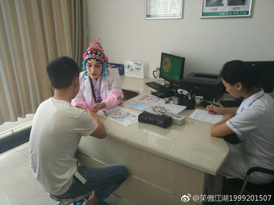 囧哥:残疾英雄!柯南身高约为正常小学生1/3 蜡笔小新没酒瓶高 囧哥:残疾英雄!柯南身高约为正常小学生1/3 蜡笔小新没酒瓶高图片