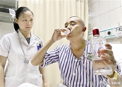 囧哥:劫后余生!大爷江里钓起俩大活人,小伙上岸后喊爹 囧哥:劫后余生!大爷江里钓起俩大活人,小伙上岸后喊爹图片
