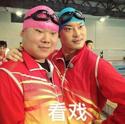 囧哥:锅从天降! 大妈怒怼cos女孩“我孙女就是被你们带坏的” 囧哥:锅从天降! 大妈怒怼cos女孩“我孙女就是被你们带坏的”图片