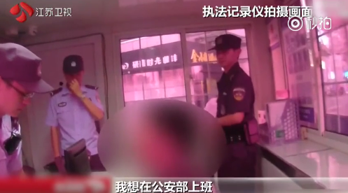 囧哥:锅从天降! 大妈怒怼cos女孩“我孙女就是被你们带坏的” 囧哥:锅从天降! 大妈怒怼cos女孩“我孙女就是被你们带坏的”图片