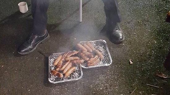 囧哥:消防员半年前救的猪,被做成香肠送回去做BBQ 囧哥:消防员半年前救的猪,被做成香肠送回去做BBQ图片