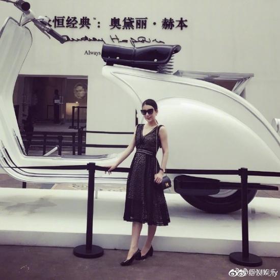 囧哥:大爷大妈占领KTV,李嬢嬢你又点枸杞威士忌啦? 囧哥:大爷大妈占领KTV,李嬢嬢你又点枸杞威士忌啦?图片