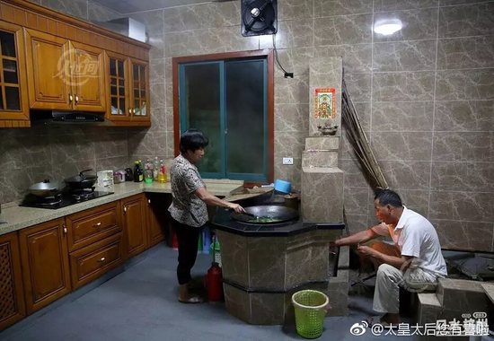 囧哥午间版:猝死不是当代青少年担忧的问题 脱发才是 囧哥午间版:猝死不是当代青少年担忧的问题 脱发才是图片