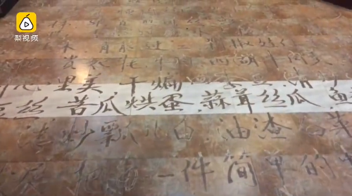 囧哥:还有比这更尴尬的首次约会吗?女子捡屎被卡住 囧哥:还有比这更尴尬的首次约会吗?女子捡屎被卡住图片