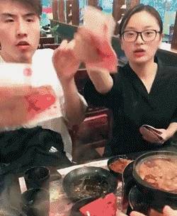 囧哥:还有比这更尴尬的首次约会吗?女子捡屎被卡住 囧哥:还有比这更尴尬的首次约会吗?女子捡屎被卡住图片