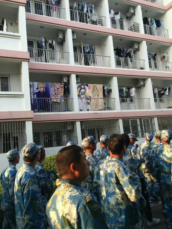 囧哥:乡土气息!范冰冰邓超领金鸡奖背景真不是P的吗 囧哥:乡土气息!范冰冰邓超领金鸡奖背景真不是P的吗图片
