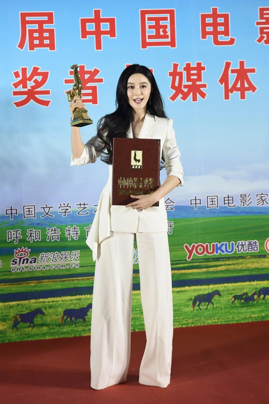 囧哥:乡土气息!范冰冰邓超领金鸡奖背景真不是P的吗 囧哥:乡土气息!范冰冰邓超领金鸡奖背景真不是P的吗图片
