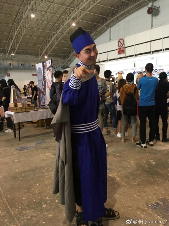 囧哥:乡土气息!范冰冰邓超领金鸡奖背景真不是P的吗 囧哥:乡土气息!范冰冰邓超领金鸡奖背景真不是P的吗图片