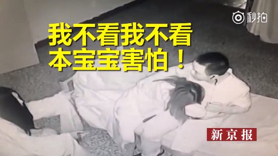 囧哥:女子进鬼屋抱工作人员 小哥说 囧哥:女子进鬼屋抱工作人员 小哥说