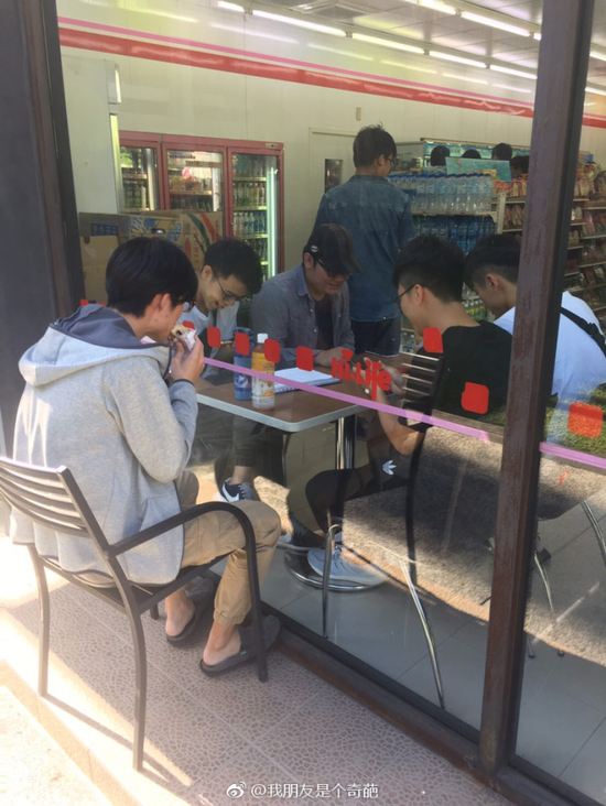 囧哥午间版:基因太重要了!吴尊居然不是他家最好看的 囧哥午间版:基因太重要了!吴尊居然不是他家最好看的图片