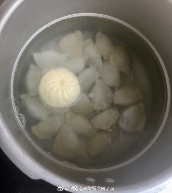 囧哥午间版:川航从上机吃到下机 发玉米土豆还加辣酱 囧哥午间版:川航从上机吃到下机 发玉米土豆还加辣酱图片