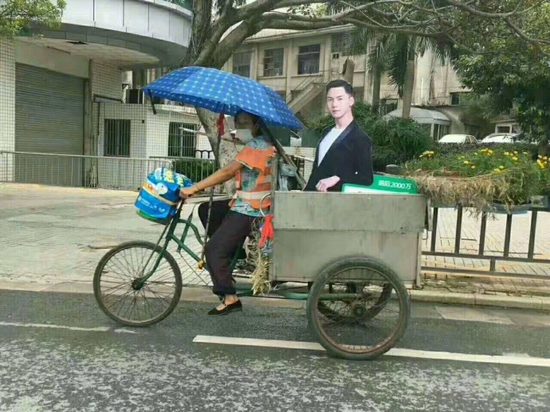囧哥午间版:川航从上机吃到下机 发玉米土豆还加辣酱 囧哥午间版:川航从上机吃到下机 发玉米土豆还加辣酱图片
