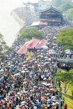 囧哥:剥蟹神器!他发明自动剥螃蟹机器人能直接吃蟹肉 囧哥:剥蟹神器!他发明自动剥螃蟹机器人能直接吃蟹肉图片