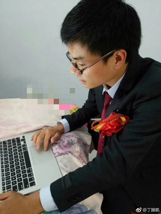 囧哥午间版:共享代肝!帮人看小孩让他肝手游一箭三雕 囧哥午间版:共享代肝!帮人看小孩让他肝手游一箭三雕图片