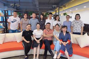 董璇参加同学会与老友合影颜值高