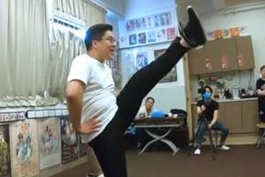 霍启刚肚腩吸睛 听郭晶晶被夸一脸骄傲