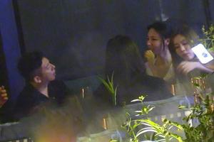 胡海泉深夜与友聚会酒吧嗨玩 与三位美女热聊心情好