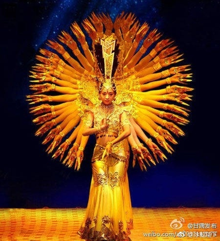 囧哥:伟霆艺兴黄渤出来我爸说这仨娃长真快…春晚段子都在这了