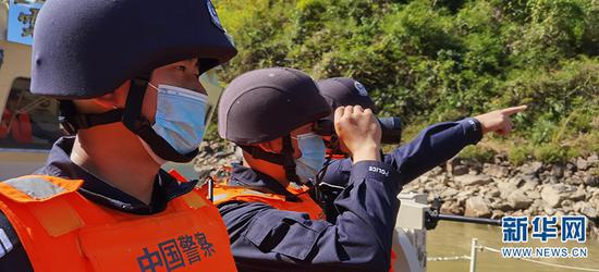 艇员正在巡逻(摄于2月11日)。新华网发(供图)