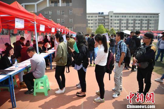 毕业生双向选择洽谈会现场
