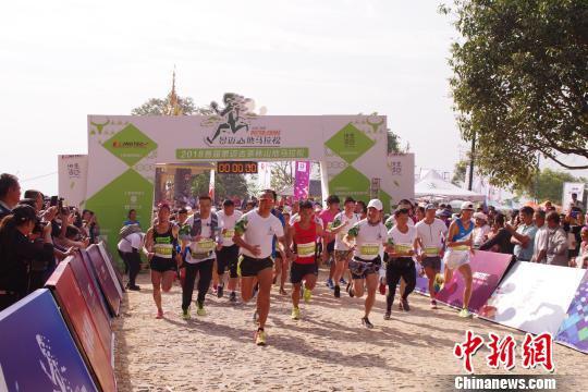 图为参赛选手冲出起点 陈静 摄
