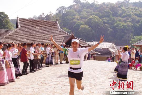 图为当地村民身着节日盛装为参赛选手加油 陈静 摄