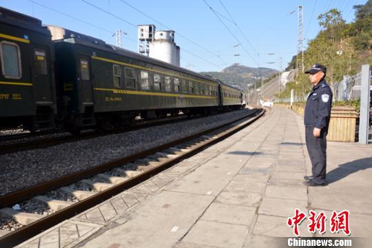 图为徐跃在站台上接送旅客列车。 钟欣 摄
