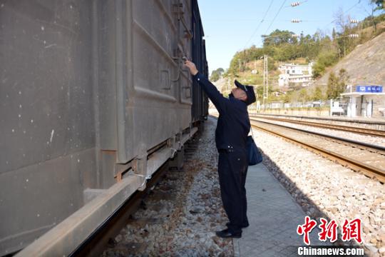 图为徐跃在对停留列车进行检查。 钟欣 摄