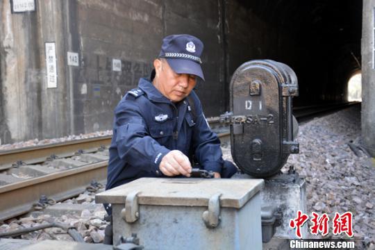 图为徐跃在对铁路设施设备进行检查。 钟欣 摄