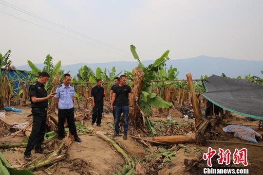 图为民警勘查现场。 常宗波 摄