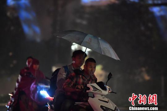 22日晚,昆明城区迎来久违的雨水。 刘冉阳 摄