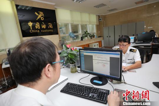 图为海关工作人员正在签发电子签章。昆明海关供图