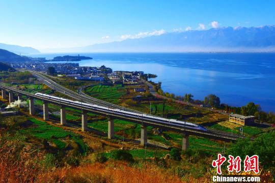 图为一列动车组列车经过大理洱海(资料图)。 付世凯 摄