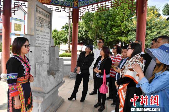 海外华文媒在“民族团结誓词碑”前,了解普洱市民族团结的历史和现状。 刘冉阳 摄