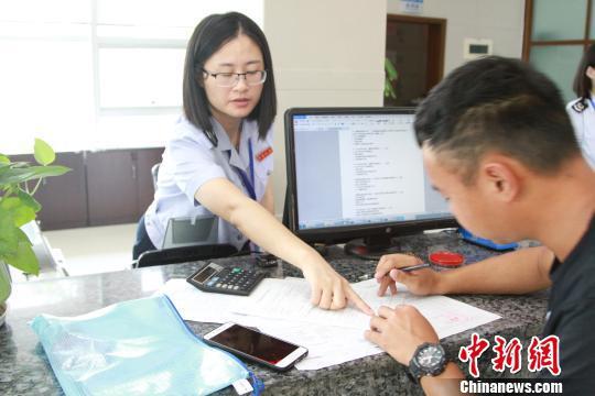 资料图:晋江市税务局创新开发纳税信用扣分提醒系统,企业纳税 “信用违章”会有短信提醒。 柯文宣 摄