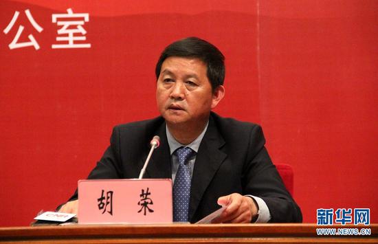 云南省水利厅副厅长胡荣介绍相关情况。(新华网 念新洪 摄)