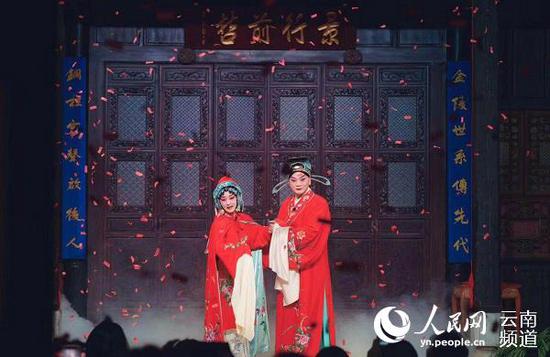 入夜,马家大院内正在表演京剧。供图