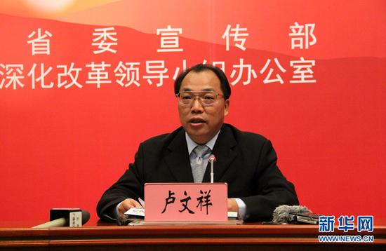 云南省发展和改革委员会党组成员、副主任卢文祥介绍相关情况。(新华网 念新洪 摄)