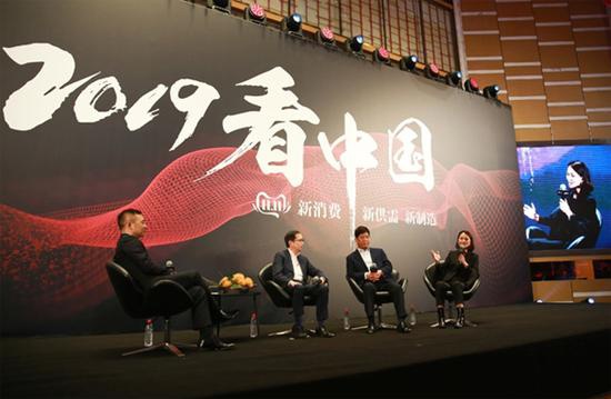 右起:百胜中国CEO屈翠容、雅格尔集团总裁李如成、阿里巴巴集团董事局主席兼首席执行官张勇、主持人季小军