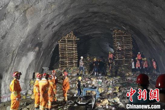 图为事故救援现场。图片来自中共云南省委宣传部官方微博