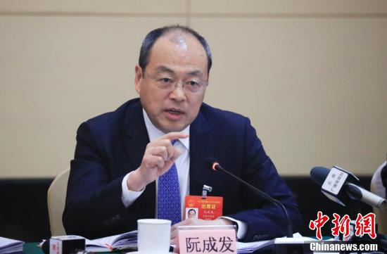 全国人大代表、云南省省长阮成发回答记者提问。