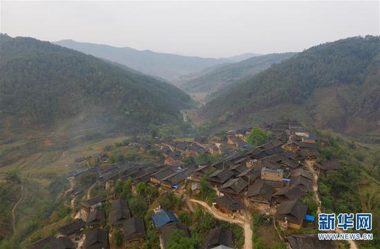 这是4月7日无人机拍摄的板江村。 新华社记者 江宏景摄