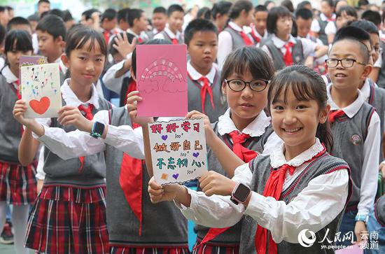 8月26日,开学第一天,云南省昆明市五华区春城小学开展“大手拉小手”活动迎接新入学的一年级新生。当天,昆明中小学正式开学上课,从新学期开始,昆明小学生语文、历史、道德和政治都使用统一部编版教材。摄影:杨峥