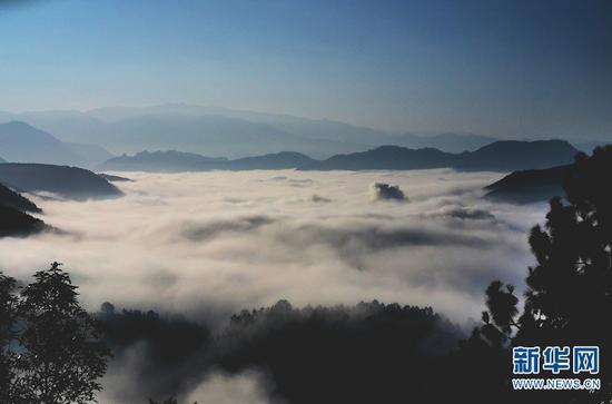 在云南省德宏傣族景颇族自治州盈江县支那乡,当晨光照耀山间,一瞬间雾气聚散、云海奔涌,万道霞光从茫茫云海中透出光芒,绮丽绚烂、如梦似幻。新华网发(杨博雅 摄)