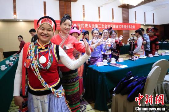 会议结束后参会代表走出会场。