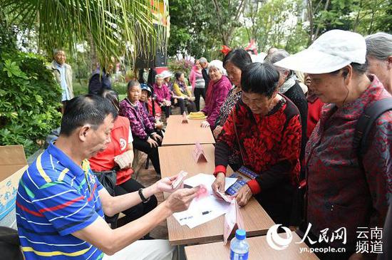 重阳节发放老年人慰问金