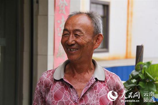 提起慢慢好起来的日子,达进来笑起来。人民网 程浩 摄