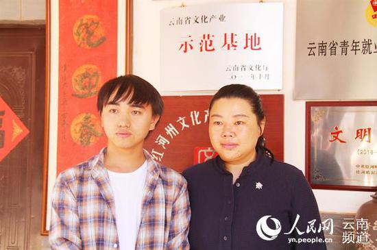 田静和杨雪林合影。人民网 程浩 摄